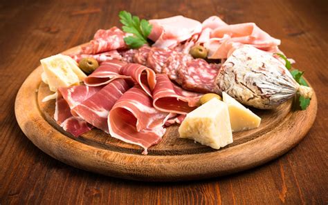 Composizione di salumi misti, formaggi e pane fresco