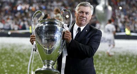 Carlo Ancelotti festeggia la vittoria della Champions League con il Milan