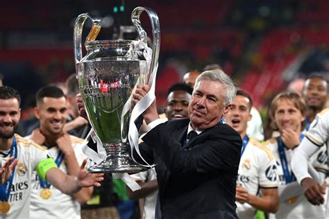 Carlo Ancelotti con la Coppa del Re vinta con il Real Madrid