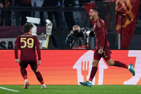 Edin Džeko che esulta con la maglia della Roma