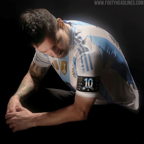 Edin Džeko con la fascia da capitano della Bosnia ed Erzegovina