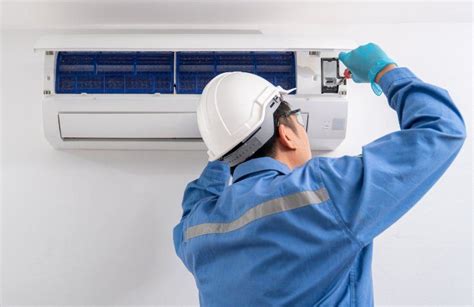 Tecnico al lavoro su un condizionatore