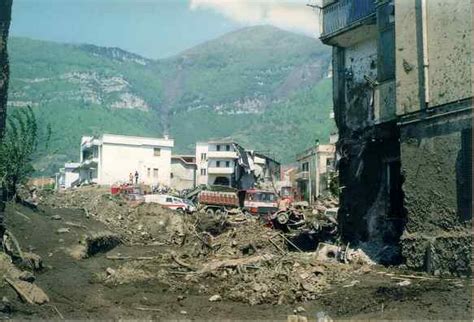 Immagini dell'alluvione del 1998 in provincia di Salerno