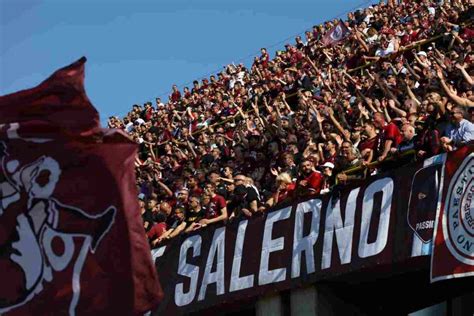 Un mosaico di tifosi della Salernitana