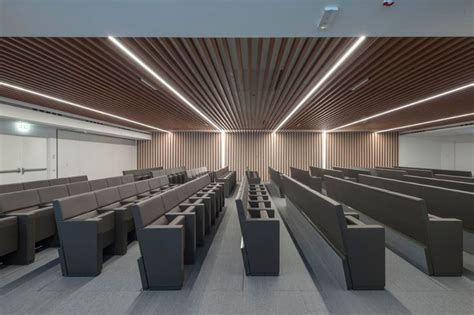 Interno di una sala conferenze moderna con videoproiettore