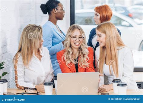 Gruppo di arbitri donne che discutono durante una partita