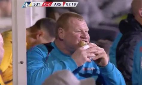 Wayne Shaw che mangia un panino in panchina