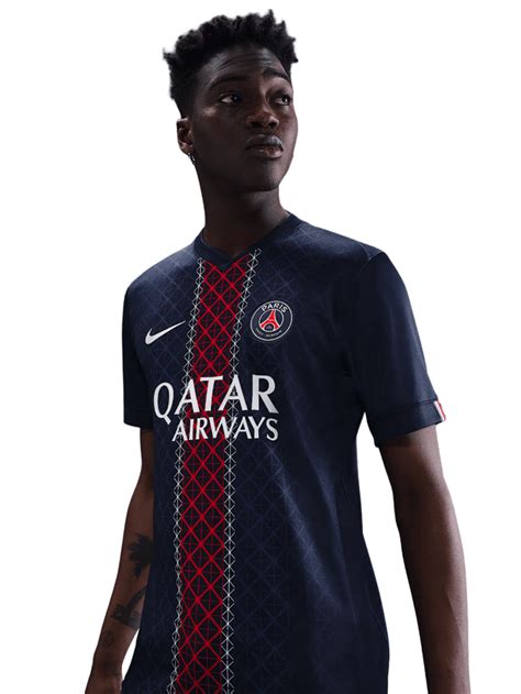 Leonardo con la maglia del PSG come dirigente
