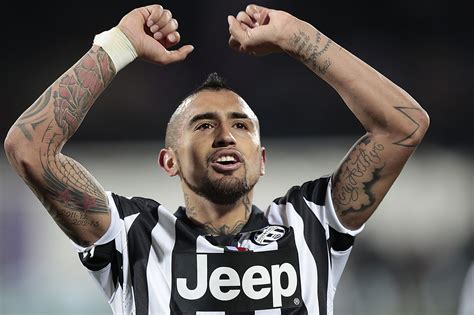 Foto di Arturo Vidal con la maglia dell'Inter e della Juventus