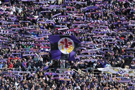 tifosi Fiorentina con sciarpe viola