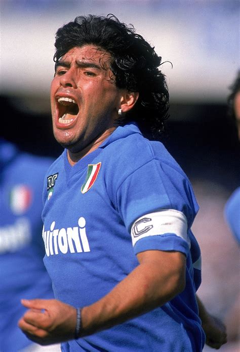 Ritratto di Diego Armando Maradona con la maglia del Napoli