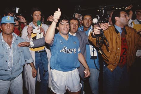 Diego Armando Maradona festeggia il secondo scudetto del Napoli