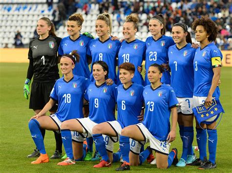 Squadra di calcio femminile italiana durante una partita storica