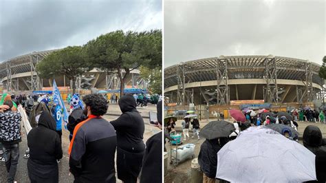 Foto di tifosi sotto la pioggia