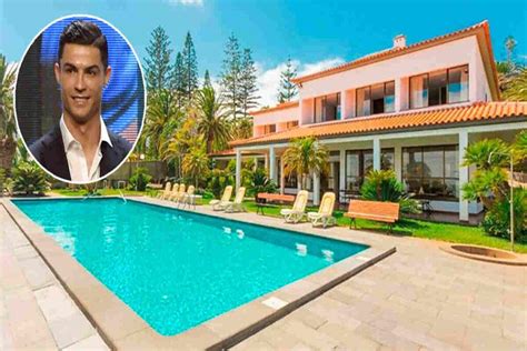 Interno di una casa di Cristiano Ronaldo, con un'atmosfera rilassata