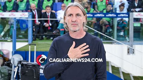 Davide Nicola in conferenza stampa con la maglia della Salernitana