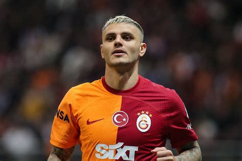 Mauro Icardi con il trofeo del campionato turco