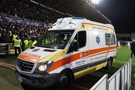 Ambulanza in attesa fuori da uno stadio