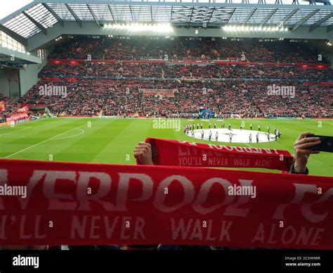 Stadio di Anfield gremito di tifosi del Liverpool