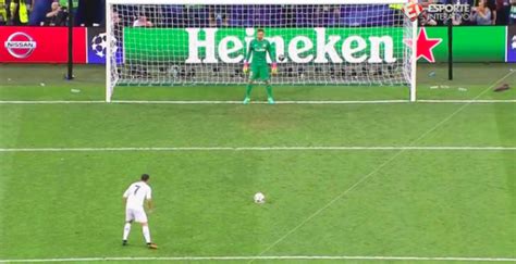 Antoine Griezmann che calcia un rigore