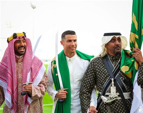Cristiano Ronaldo che indossa il bisht saudita