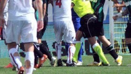 Calciatori in campo durante una partita di Terza Categoria