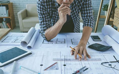 Ingegnere al lavoro con grafici e schemi