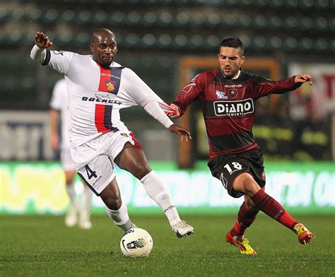 Rodrigue Boisfer in azione durante una partita