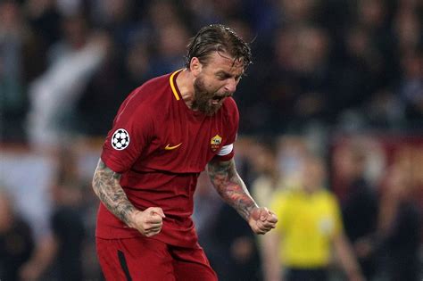 Daniele De Rossi con la fascia da capitano della Roma
