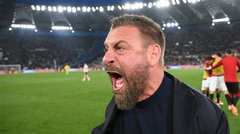 Daniele De Rossi che esulta dopo aver segnato un rigore