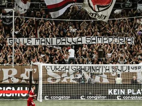 Tifosi del St. Pauli con striscioni politici