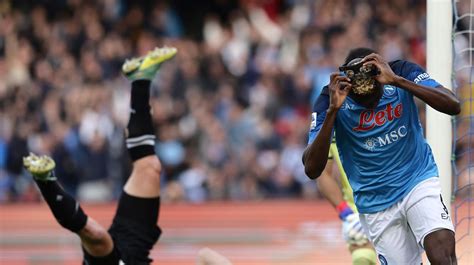 Allan esulta dopo un gol con il Napoli