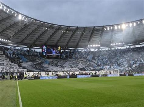 Tifosi della Lazio allo stadio Olimpico che cantano un coro