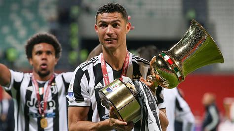 Cristiano Ronaldo che alza la Coppa dei Campioni