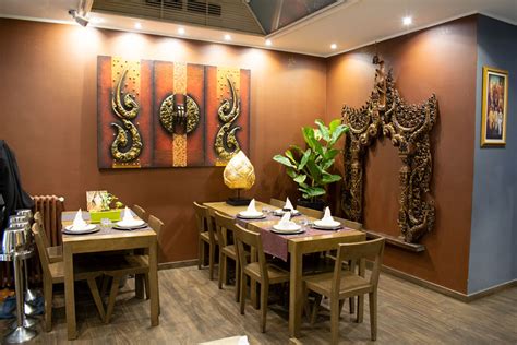 Interno di un ristorante thailandese con decorazioni orientali
