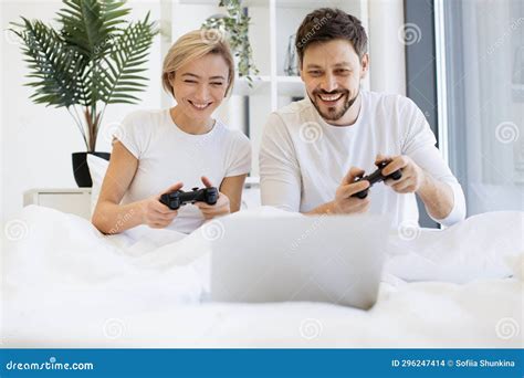 Coppia che gioca ai videogiochi