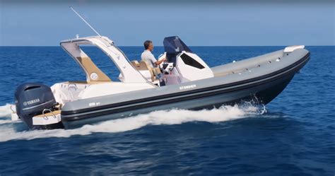 Persone che scendono su un gommone colorato nel Crazy River