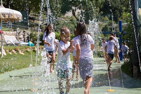 Bambini che giocano nello Spray Park