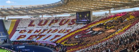 Coreografia curva Roma con il lupo e lo slogan 