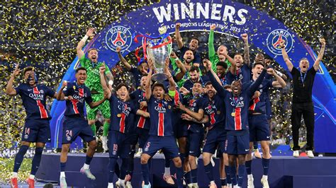 Campo da calcio con logo PSG