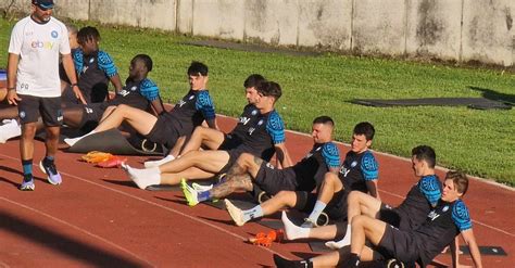 Giovani calciatori che si allenano