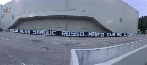 Striscione di solidarietà dei tifosi francesi per Balotelli