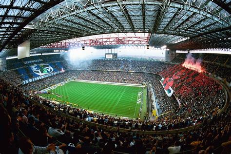 Immagine di uno stadio coperto di neve