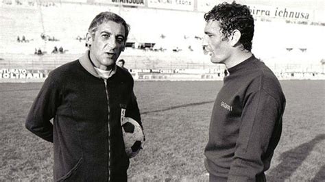 Manlio Scopigno durante una partita con il Cagliari