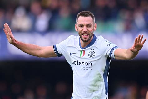 Stefan De Vrij che piange in panchina