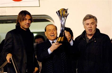 Carlo Ancelotti con la Coppa dei Campioni vinta con il Milan