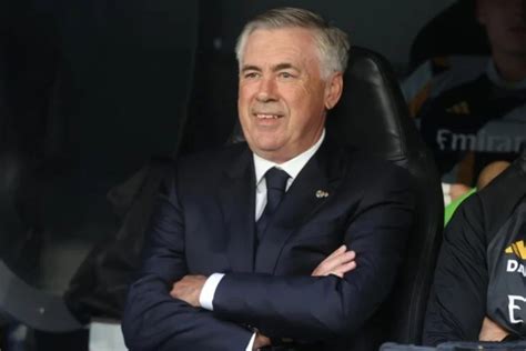 Carlo Ancelotti con la squadra del Chelsea