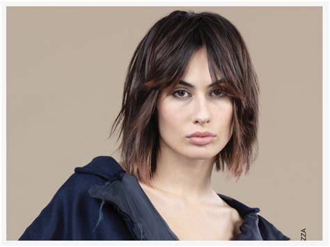 Donna con un nuovo taglio di capelli alla moda
