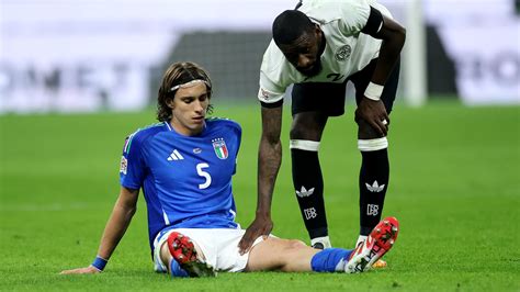 medico che assiste un calciatore infortunato