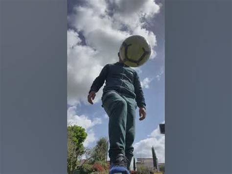 Ragazzo che palleggia a Montmartre